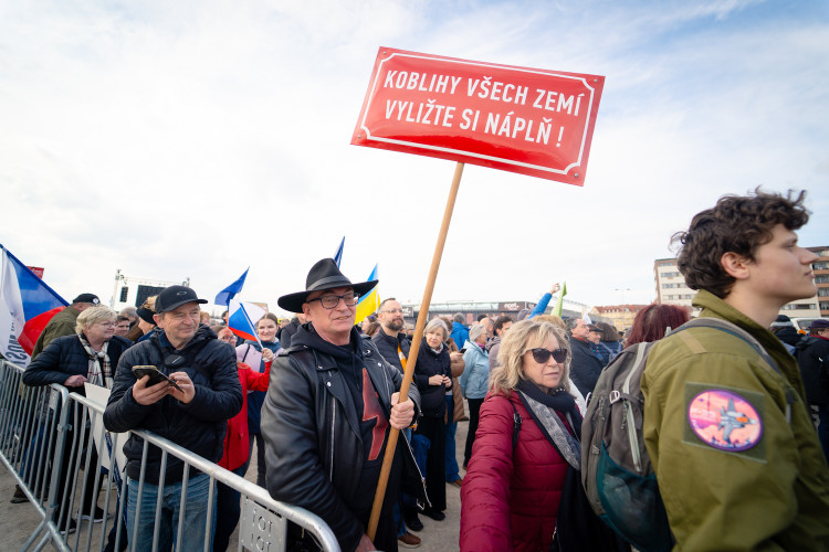 FOTOGALERIE: Podívejte se, jak probíhala demonstrace na Letné