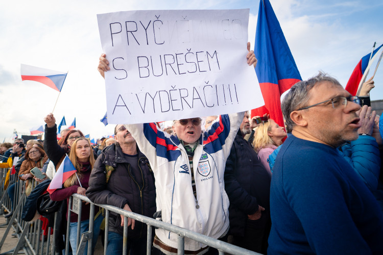 FOTOGALERIE: Podívejte se, jak probíhala demonstrace na Letné