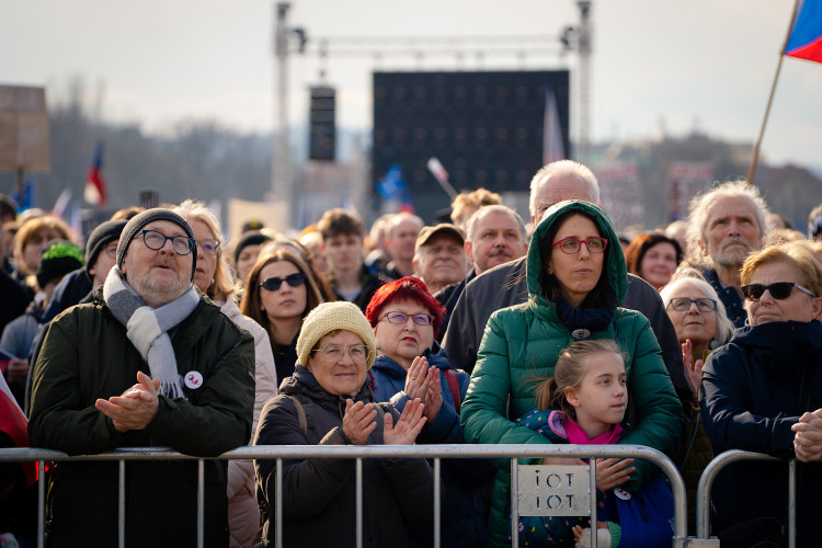 FOTOGALERIE: Podívejte se, jak probíhala demonstrace na Letné