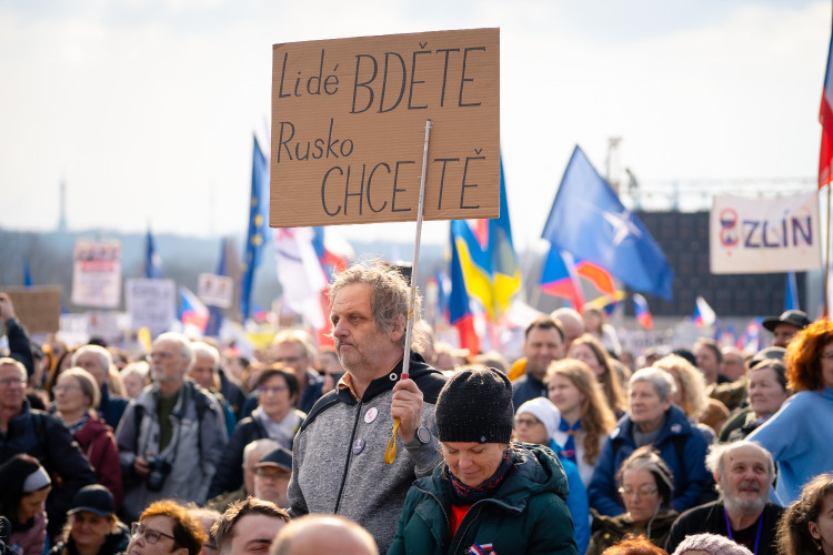 FOTOGALERIE: Podívejte se, jak probíhala demonstrace na Letné