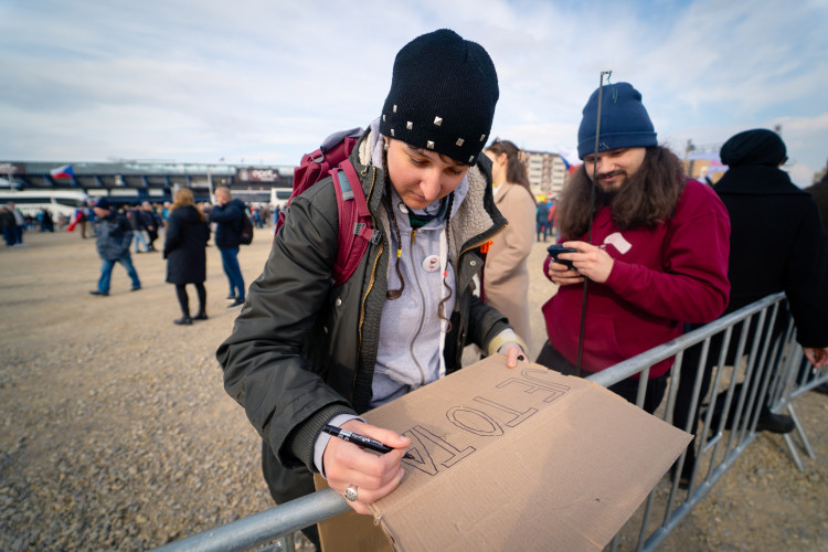 FOTOGALERIE: Podívejte se, jak probíhala demonstrace na Letné