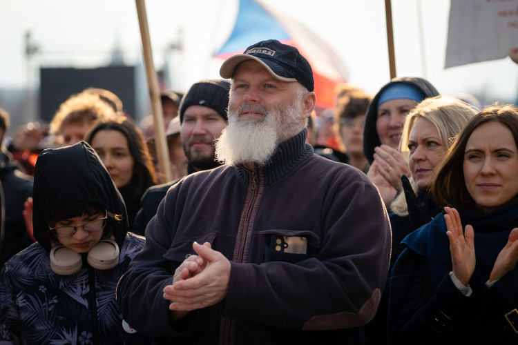 FOTOGALERIE: Podívejte se, jak probíhala demonstrace na Letné