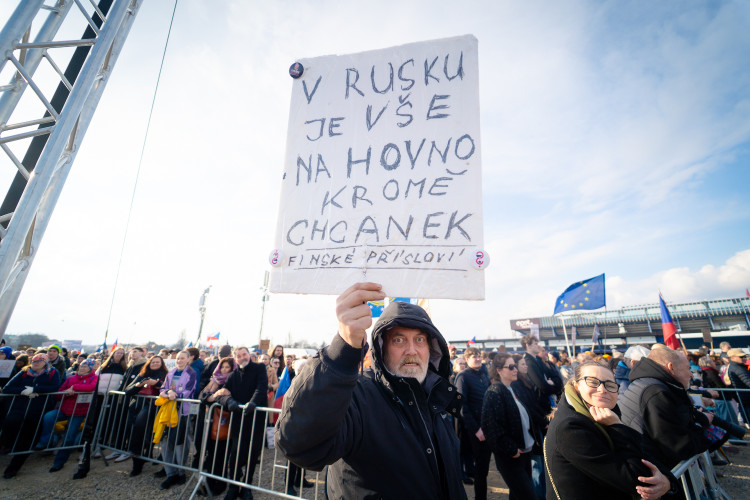 FOTOGALERIE: Podívejte se, jak probíhala demonstrace na Letné