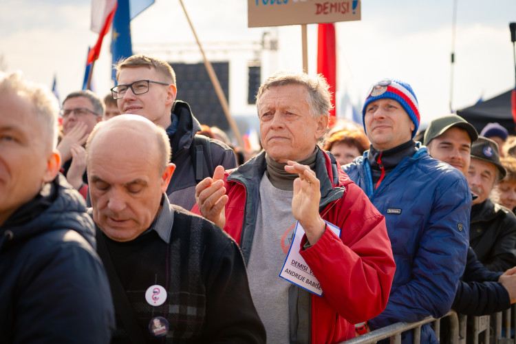 FOTOGALERIE: Podívejte se, jak probíhala demonstrace na Letné