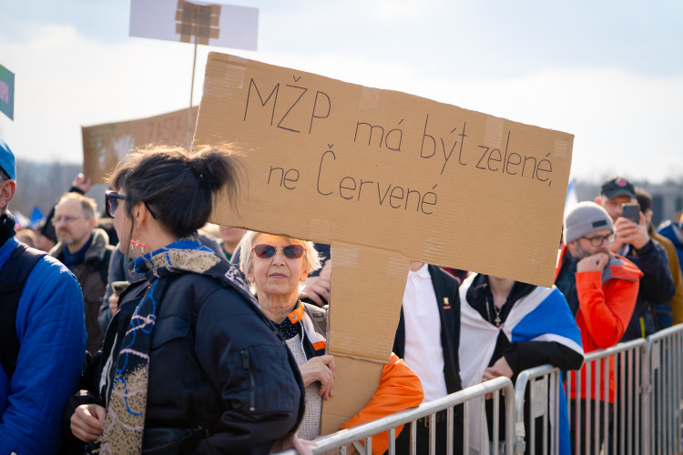 FOTOGALERIE: Podívejte se, jak probíhala demonstrace na Letné