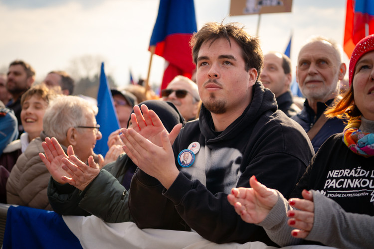 FOTOGALERIE: Podívejte se, jak probíhala demonstrace na Letné