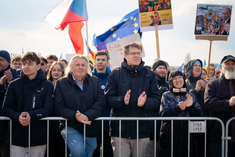 FOTOGALERIE: Podívejte se, jak probíhala demonstrace na Letné