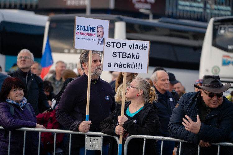 FOTOGALERIE: Podívejte se, jak probíhala demonstrace na Letné