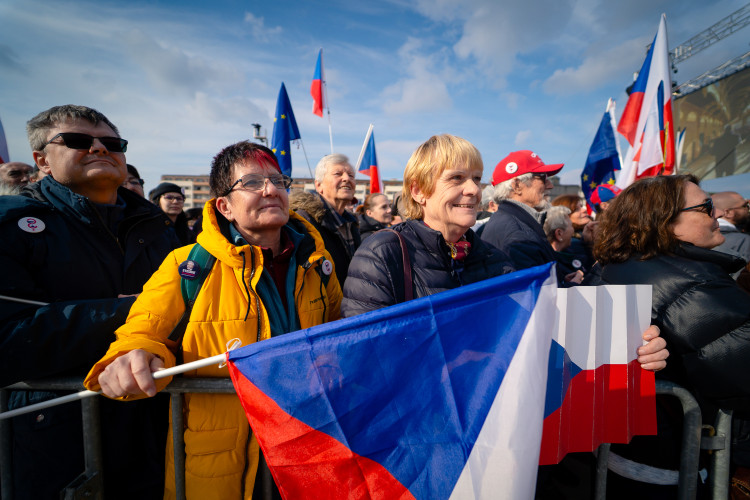 FOTOGALERIE: Podívejte se, jak probíhala demonstrace na Letné