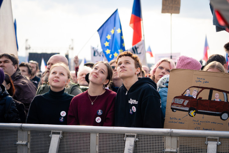 FOTOGALERIE: Podívejte se, jak probíhala demonstrace na Letné