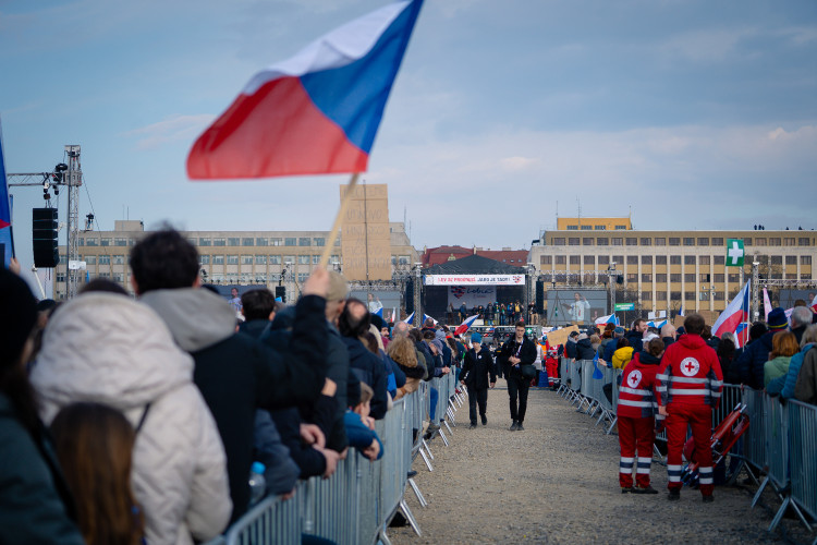 FOTOGALERIE: Podívejte se, jak probíhala demonstrace na Letné