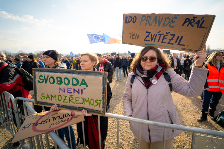 FOTOGALERIE: Podívejte se, jak probíhala demonstrace na Letné