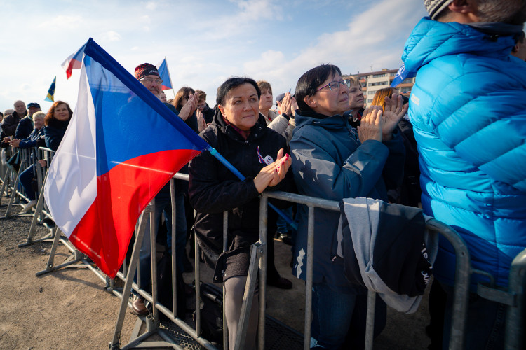 FOTOGALERIE: Podívejte se, jak probíhala demonstrace na Letné