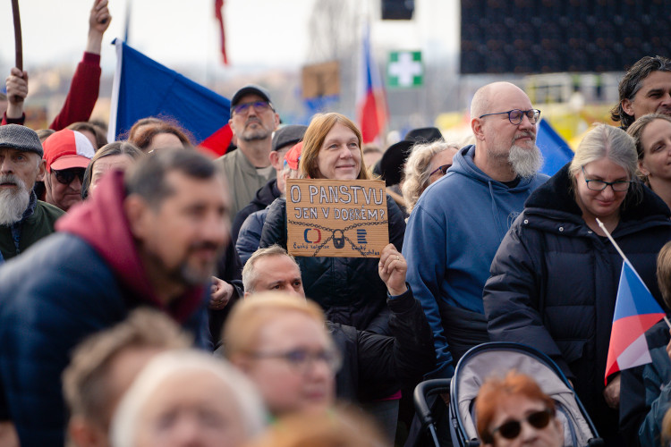 FOTOGALERIE: Podívejte se, jak probíhala demonstrace na Letné