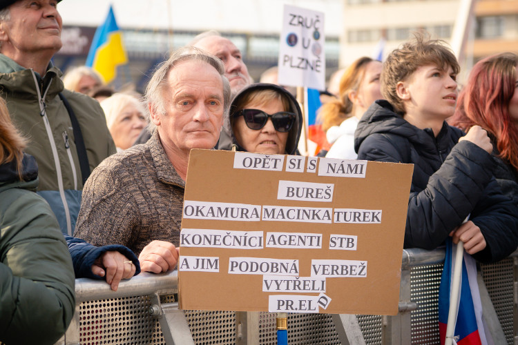 FOTOGALERIE: Podívejte se, jak probíhala demonstrace na Letné
