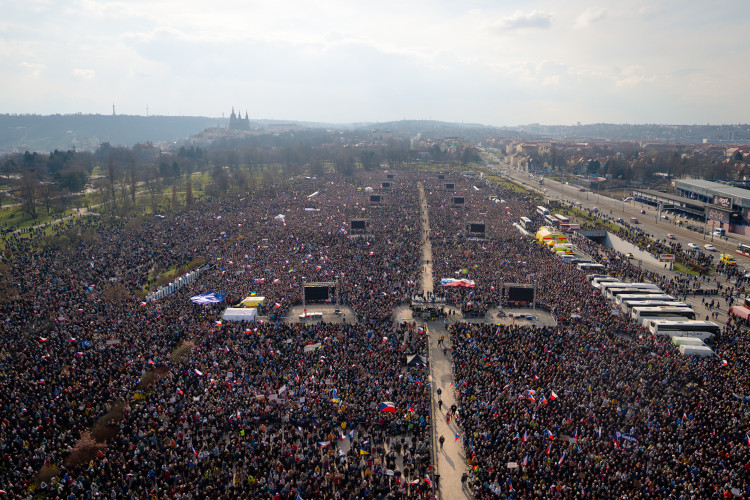 FOTOGALERIE: Podívejte se, jak probíhala demonstrace na Letné