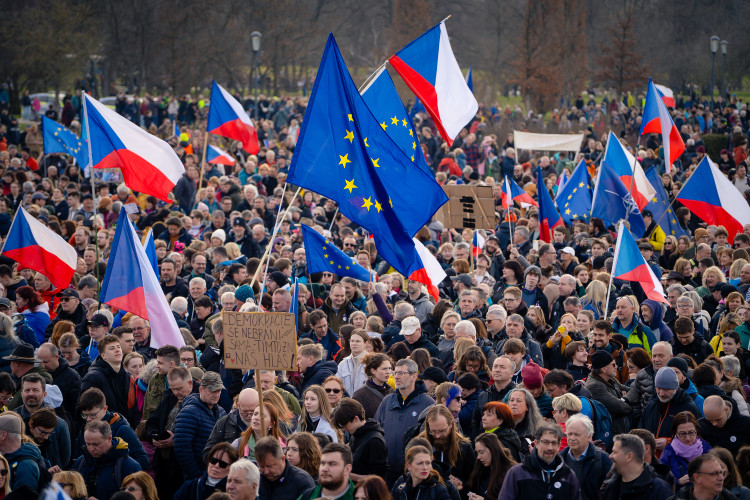 FOTOGALERIE: Podívejte se, jak probíhala demonstrace na Letné