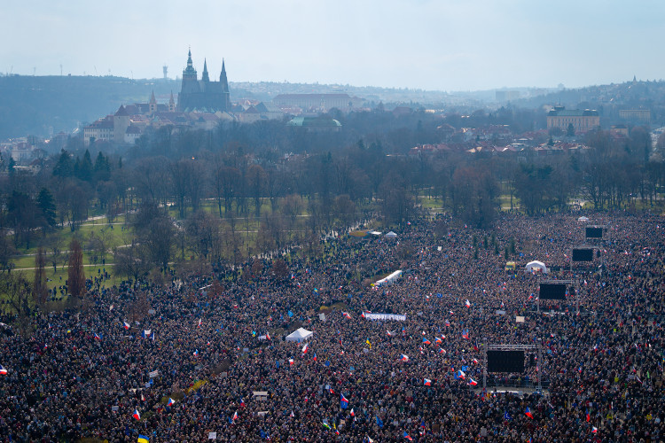 FOTOGALERIE: Podívejte se, jak probíhala demonstrace na Letné