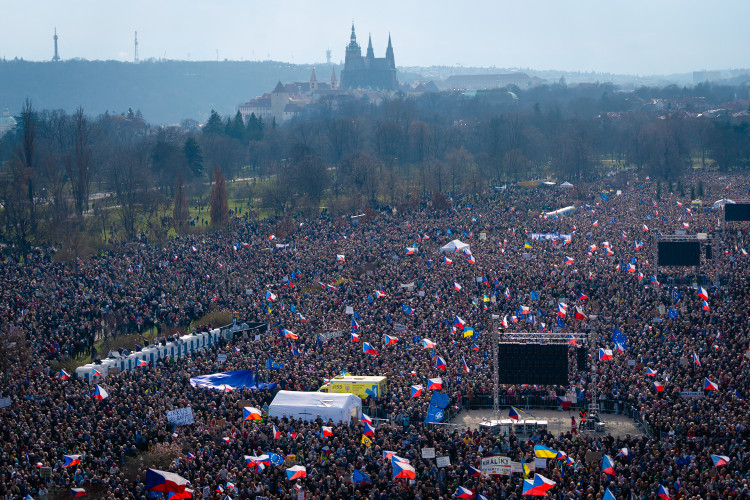 FOTOGALERIE: Podívejte se, jak probíhala demonstrace na Letné