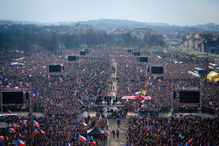 FOTOGALERIE: Podívejte se, jak probíhala demonstrace na Letné