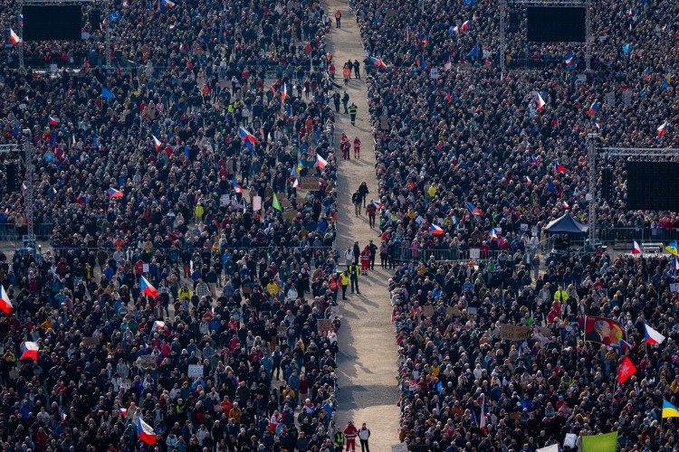 FOTOGALERIE: Podívejte se, jak probíhala demonstrace na Letné