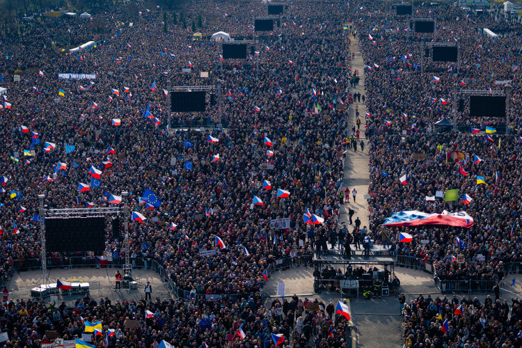 FOTOGALERIE: Podívejte se, jak probíhala demonstrace na Letné