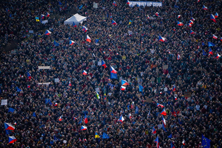 FOTOGALERIE: Podívejte se, jak probíhala demonstrace na Letné