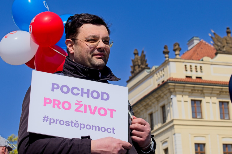 FOTOGALERIE: Kočárky i klepeta. Pochod pro život měl v Praze divoký průběh