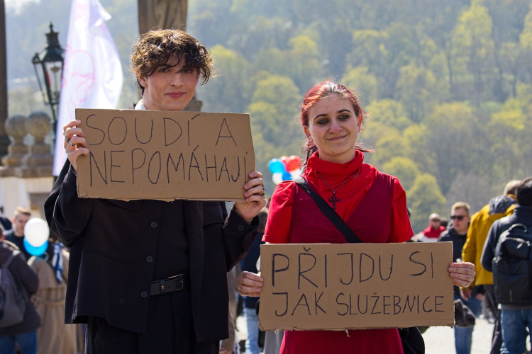 FOTOGALERIE: Kočárky i klepeta. Pochod pro život měl v Praze divoký průběh