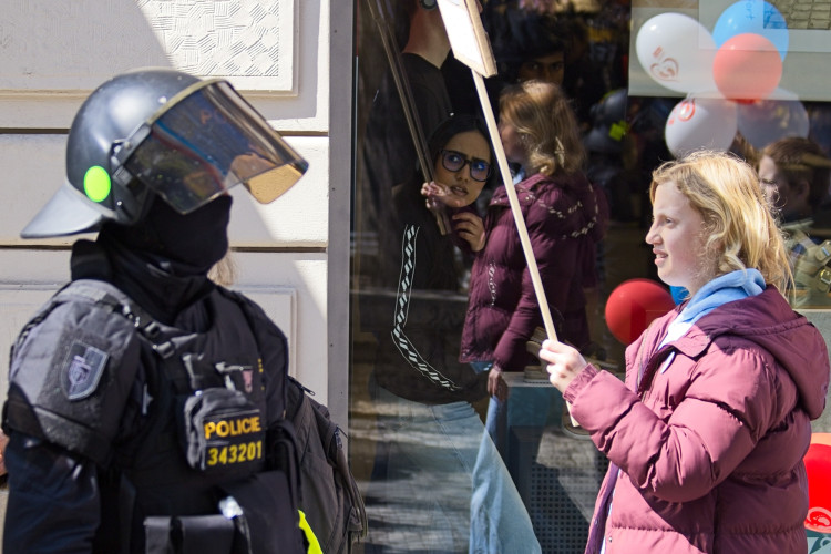 FOTOGALERIE: Kočárky i klepeta. Pochod pro život měl v Praze divoký průběh