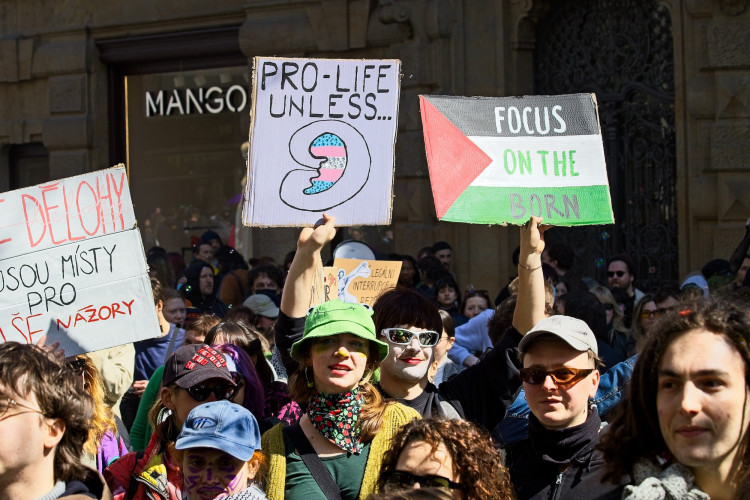 FOTOGALERIE: Kočárky i klepeta. Pochod pro život měl v Praze divoký průběh