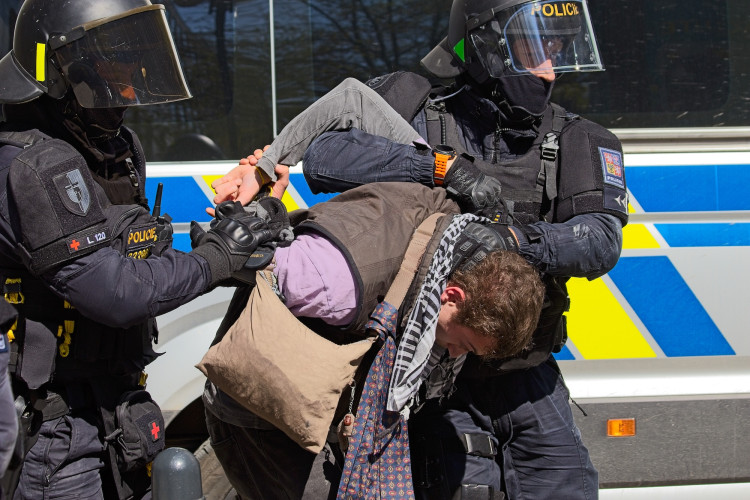 FOTOGALERIE: Kočárky i klepeta. Pochod pro život měl v Praze divoký průběh
