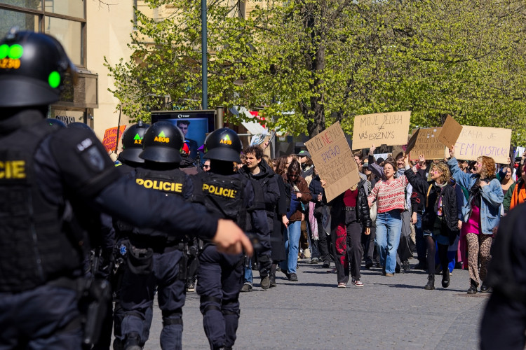 FOTOGALERIE: Kočárky i klepeta. Pochod pro život měl v Praze divoký průběh