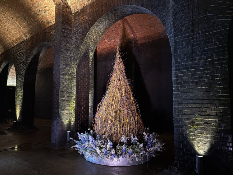 FOTO: Květiny zaplnily brněnské podzemní chrámy, instalace inspirovala voda