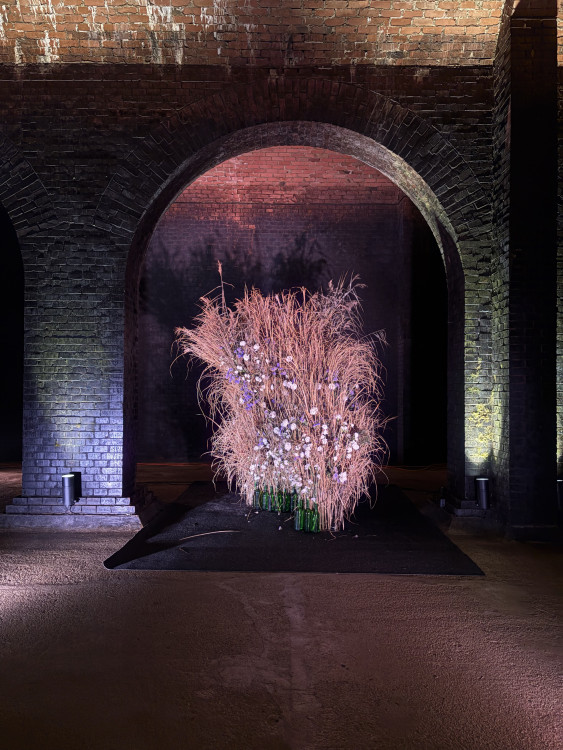 FOTO: Květiny zaplnily brněnské podzemní chrámy, instalace inspirovala voda