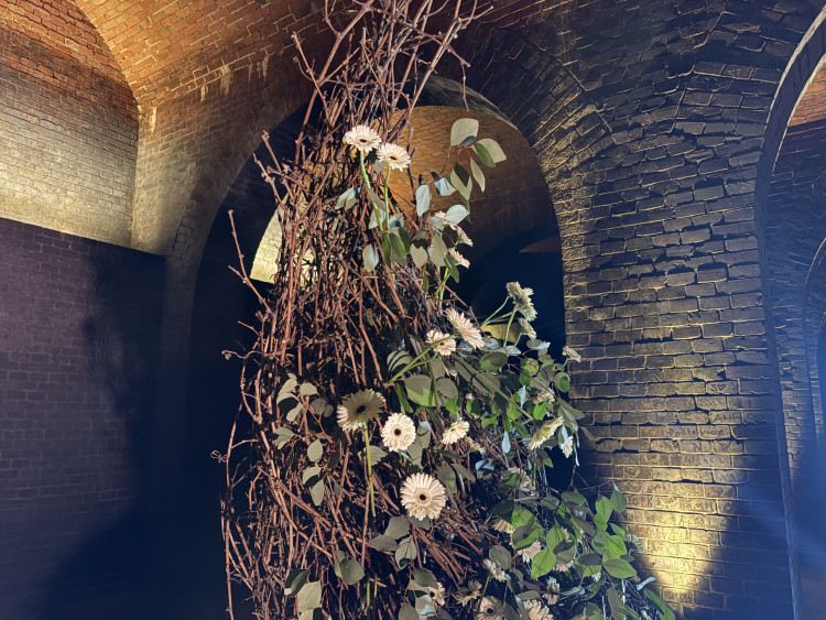 FOTO: Květiny zaplnily brněnské podzemní chrámy, instalace inspirovala voda