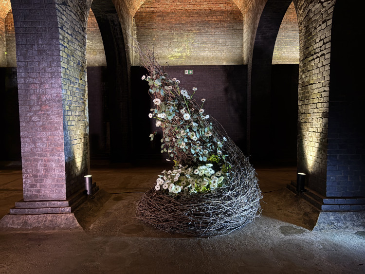 FOTO: Květiny zaplnily brněnské podzemní chrámy, instalace inspirovala voda