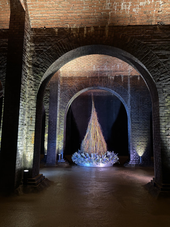 FOTO: Květiny zaplnily brněnské podzemní chrámy, instalace inspirovala voda