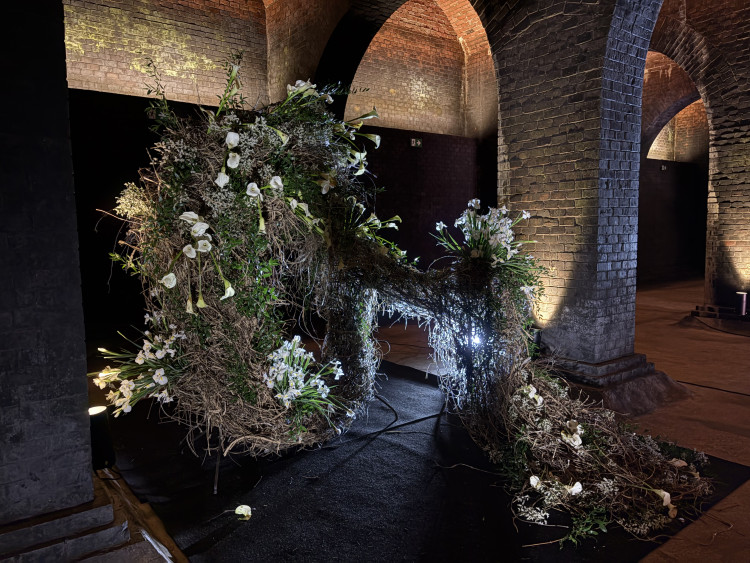FOTO: Květiny zaplnily brněnské podzemní chrámy, instalace inspirovala voda