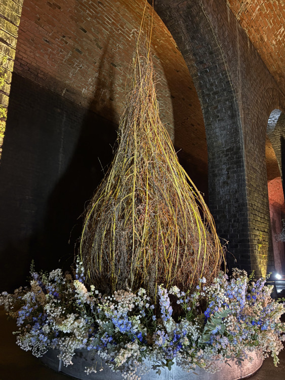 FOTO: Květiny zaplnily brněnské podzemní chrámy, instalace inspirovala voda