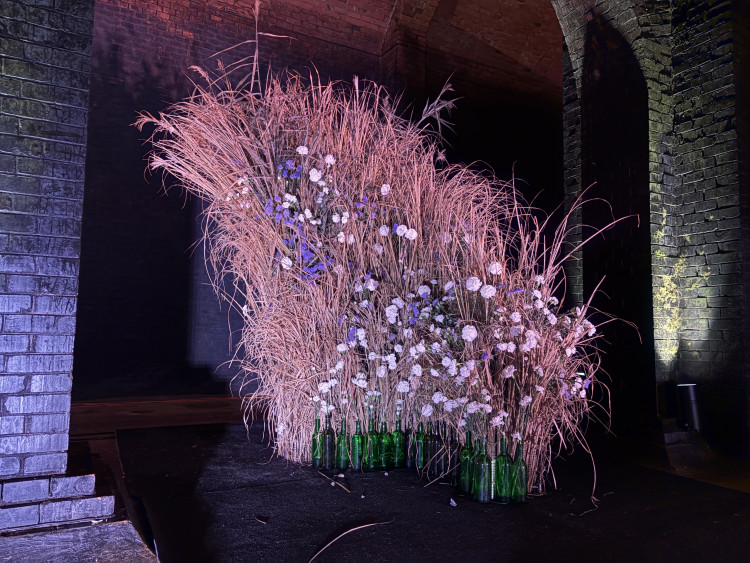 FOTO: Květiny zaplnily brněnské podzemní chrámy, instalace inspirovala voda