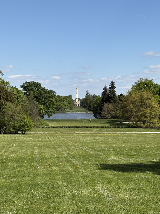 FOTO: Rozkvetlé zahrady i prosluněná kolonáda. Lidé si užívají jaro v Lednici