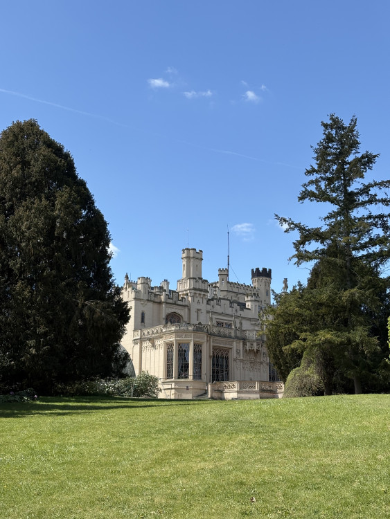 FOTO: Rozkvetlé zahrady i prosluněná kolonáda. Lidé si užívají jaro v Lednici