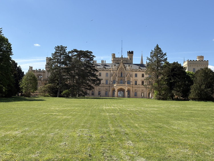 FOTO: Rozkvetlé zahrady i prosluněná kolonáda. Lidé si užívají jaro v Lednici