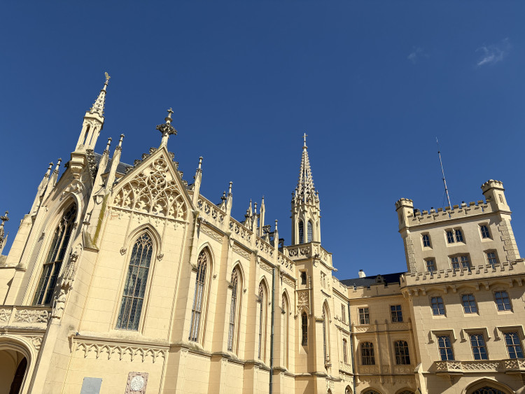 FOTO: Rozkvetlé zahrady i prosluněná kolonáda. Lidé si užívají jaro v Lednici