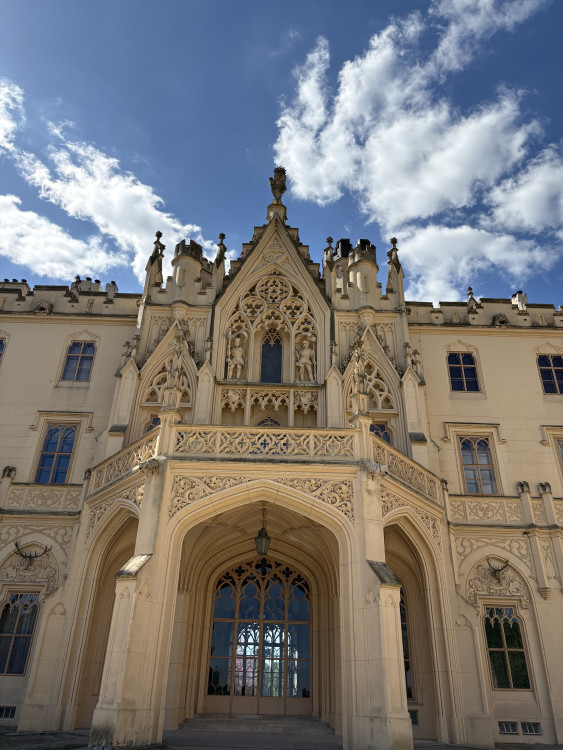 FOTO: Rozkvetlé zahrady i prosluněná kolonáda. Lidé si užívají jaro v Lednici