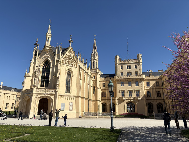 FOTO: Rozkvetlé zahrady i prosluněná kolonáda. Lidé si užívají jaro v Lednici