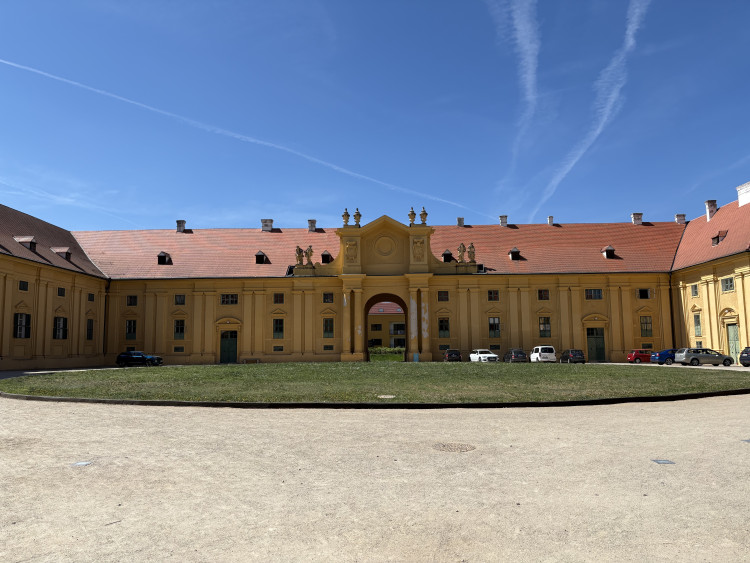 FOTO: Rozkvetlé zahrady i prosluněná kolonáda. Lidé si užívají jaro v Lednici