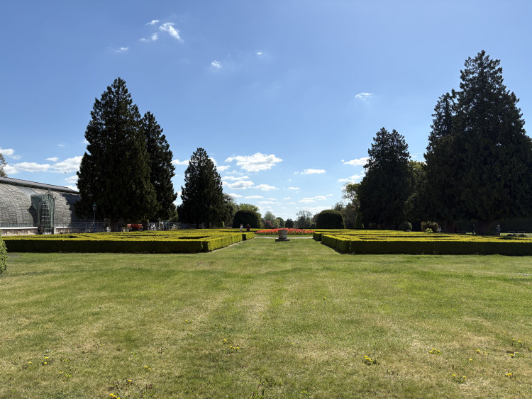 FOTO: Rozkvetlé zahrady i prosluněná kolonáda. Lidé si užívají jaro v Lednici