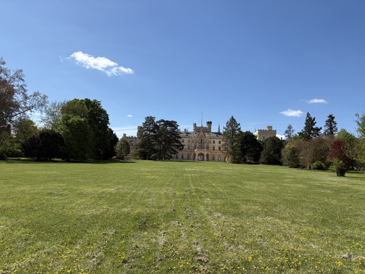 FOTO: Rozkvetlé zahrady i prosluněná kolonáda. Lidé si užívají jaro v Lednici